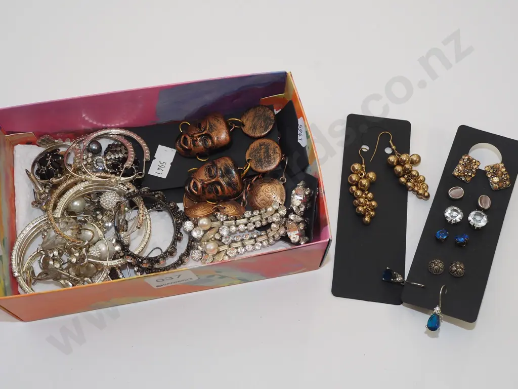box of costume jewellery Image 1++