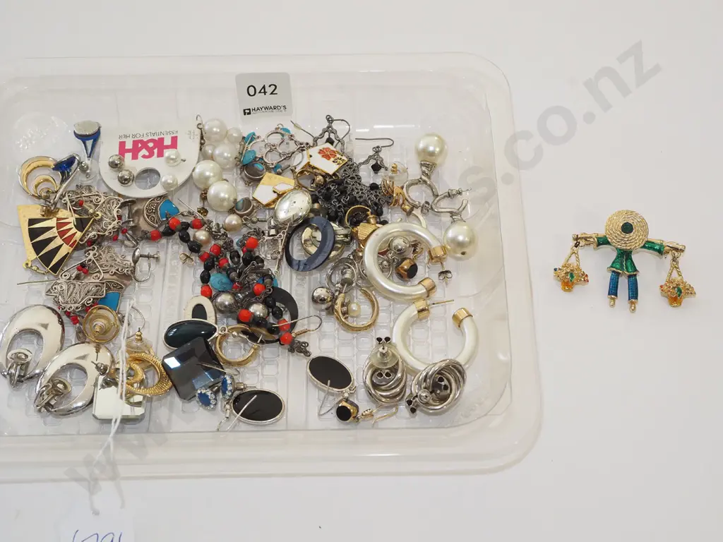 tray of costume jewellery Image 1++