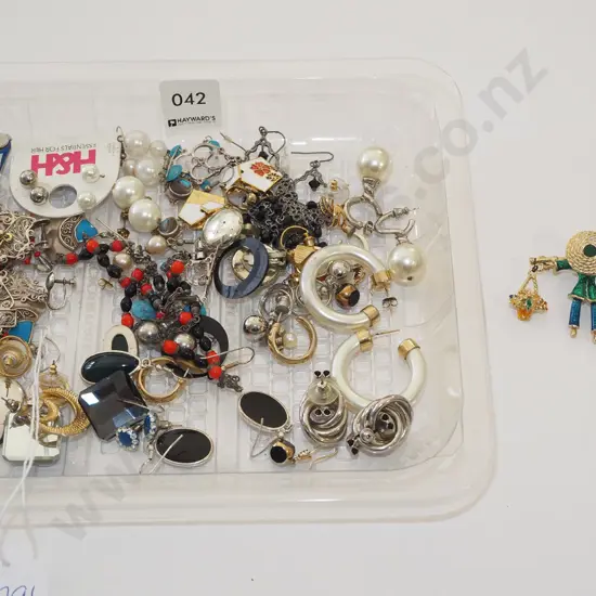tray of costume jewellery