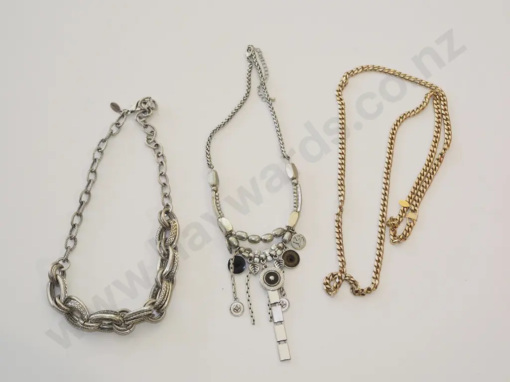 tray of costume jewellery Image 1++