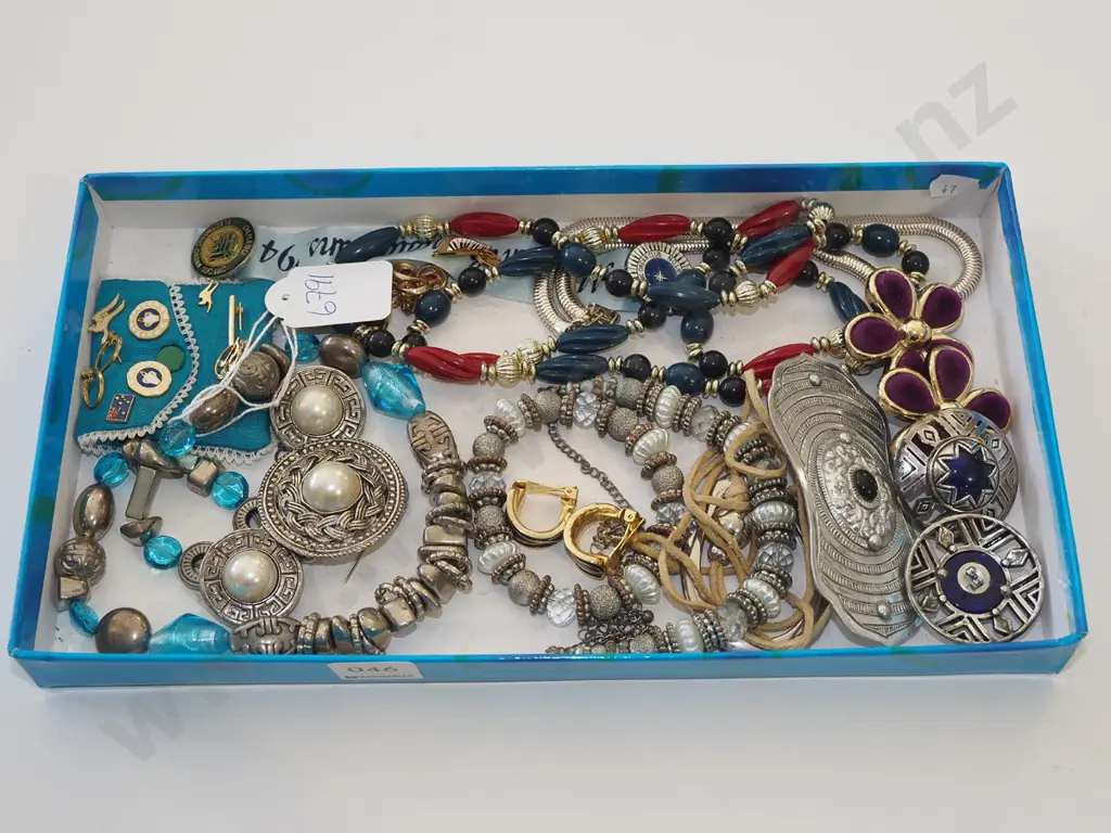 tray of costume jewellery Image 1++
