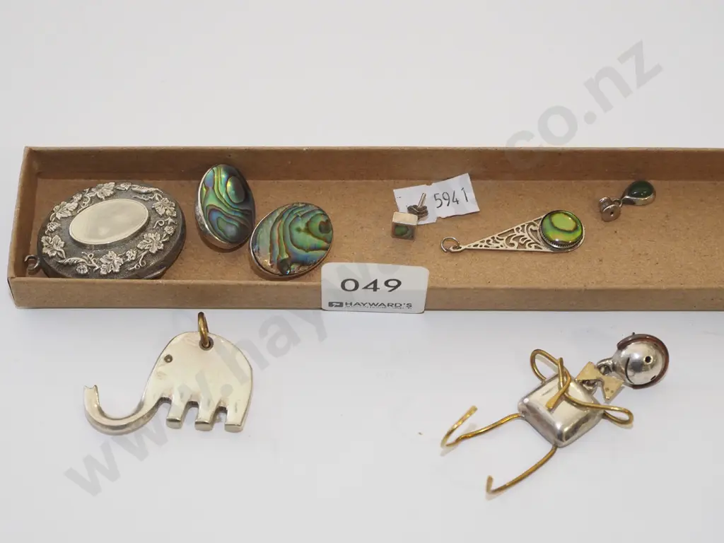 tray; earrings, pendants etc Image 1++