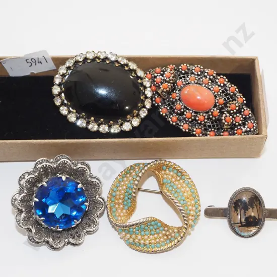 5x brooches