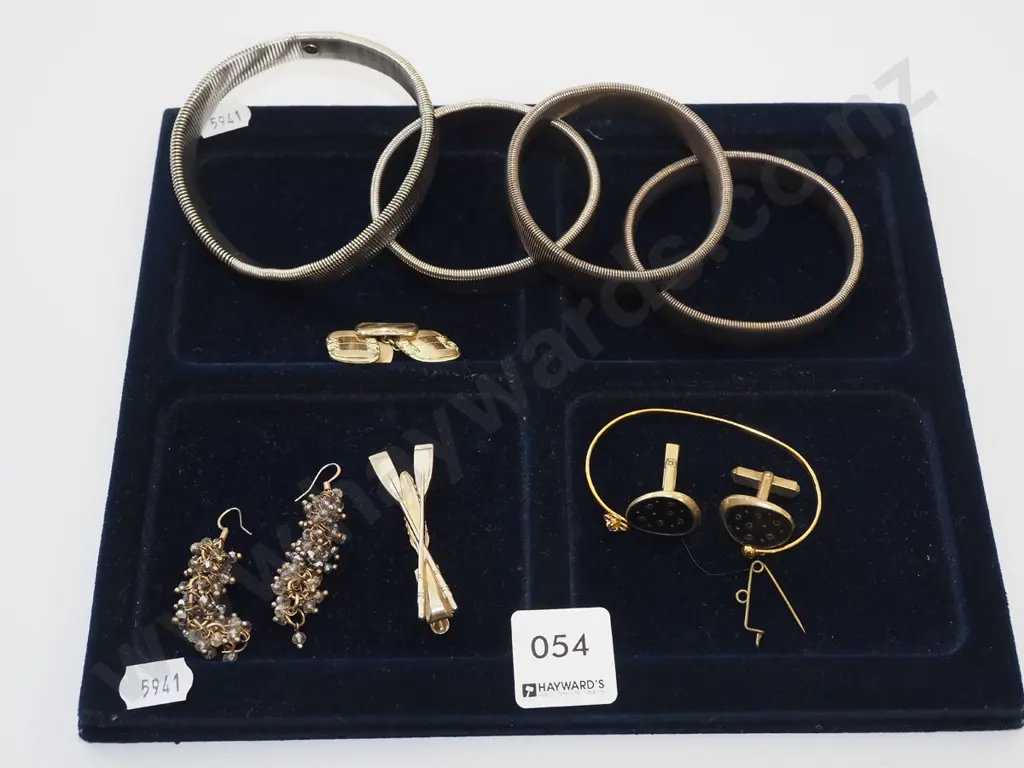 tray; cuff links, sleeve garters, earrings etc Image 1++