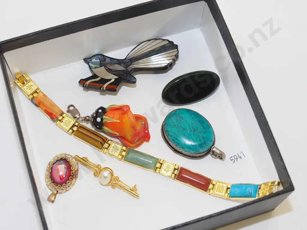 box; polished stone bracelets, pendants, brooches etc Image 1++