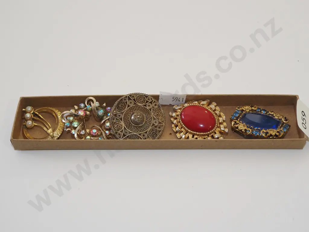 5x  brooches Image 1++