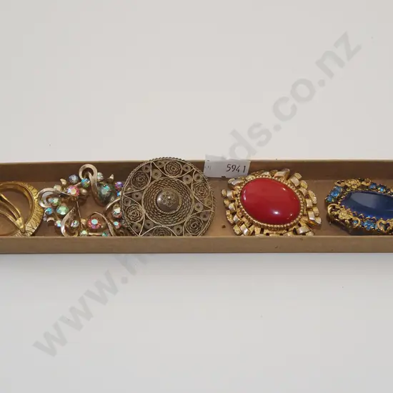 5x  brooches