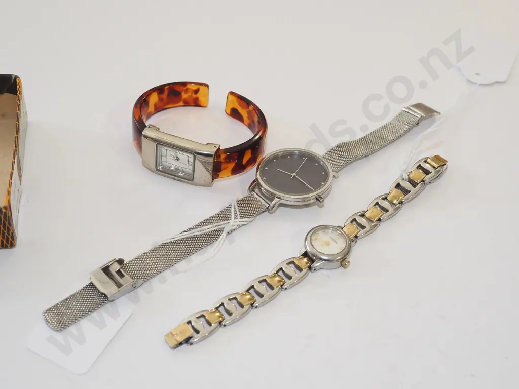 box of 3x wristwatches Image 1++