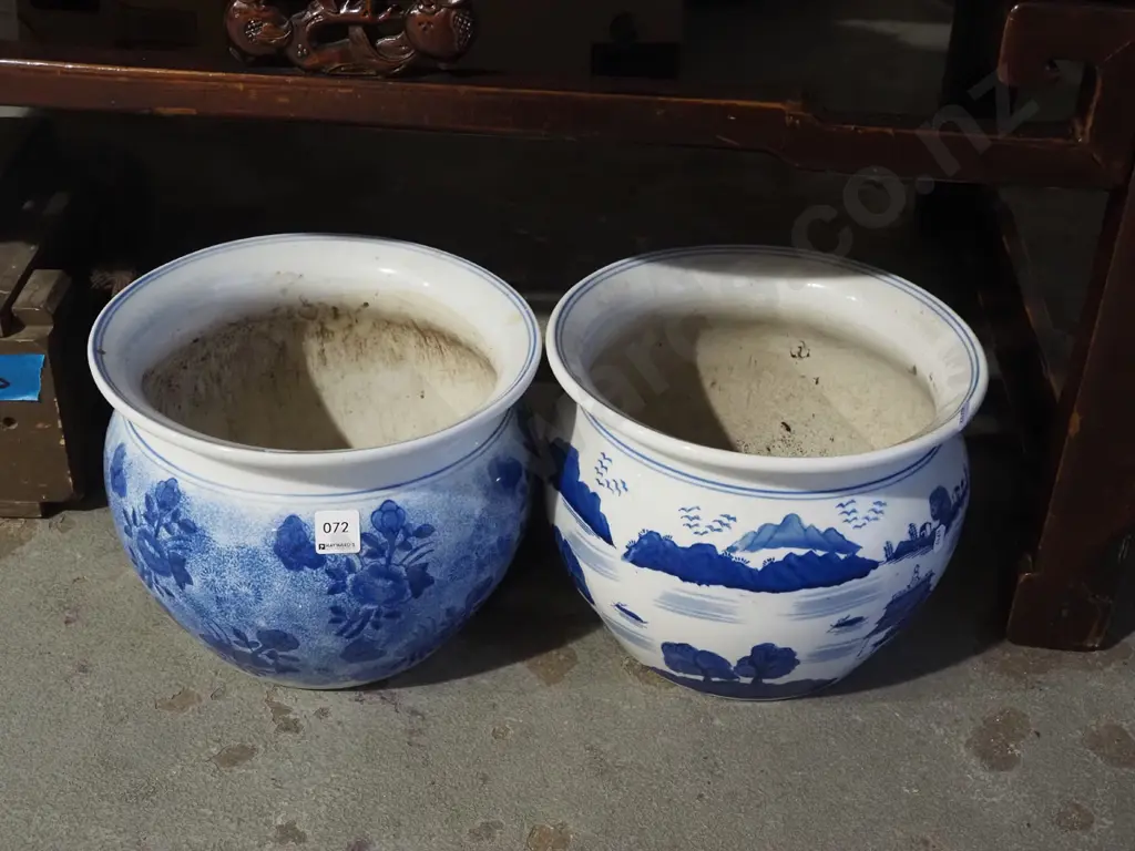 2x blue and white garden planters Image 1++