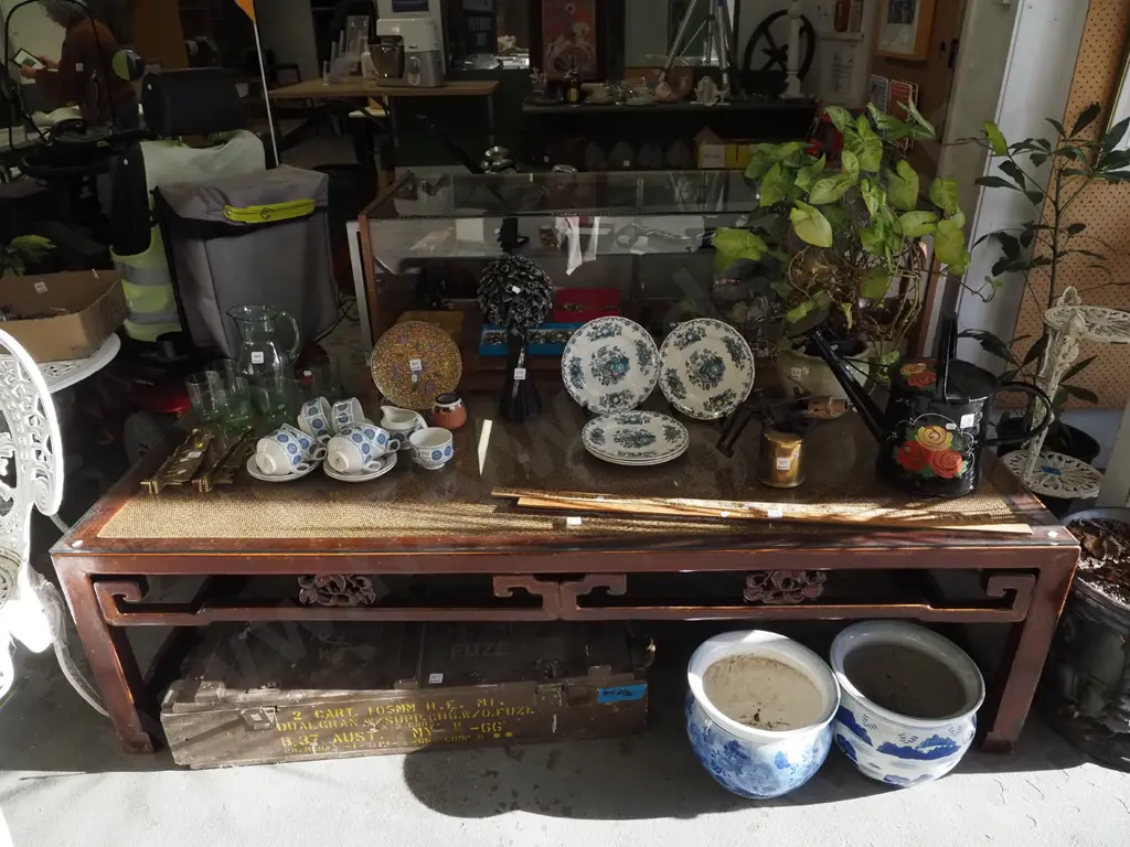 traditional Chinese bed with glass top - large coffee table H510 W1810 D690 Image 1++