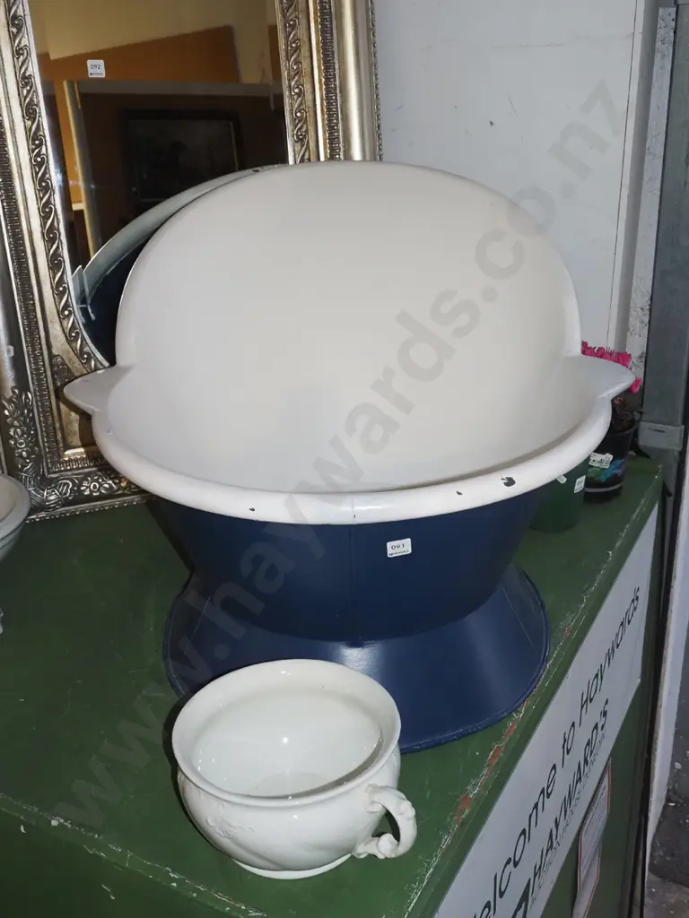 vintage tin bath and chamber pot L930 Image 1++