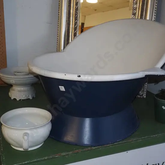 vintage tin bath and chamber pot L930