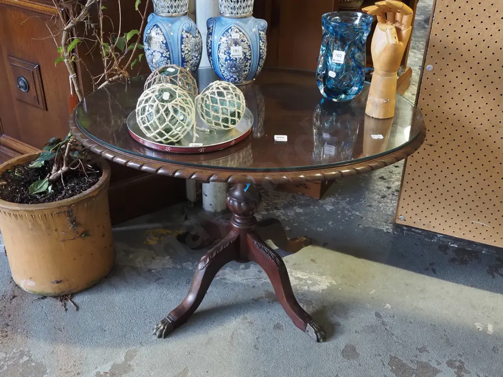 reproduction rope edge mahogany pedestal end table with glass top  Image 1++