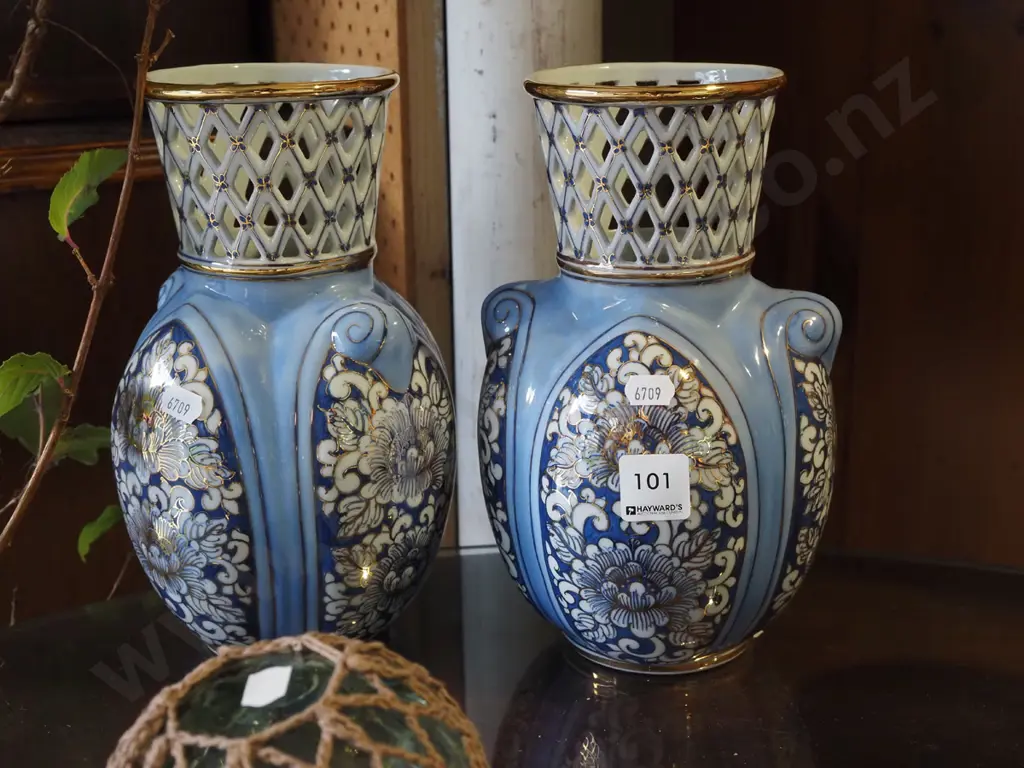 pair of hand painted Taiwanese vases H240 Image 1++