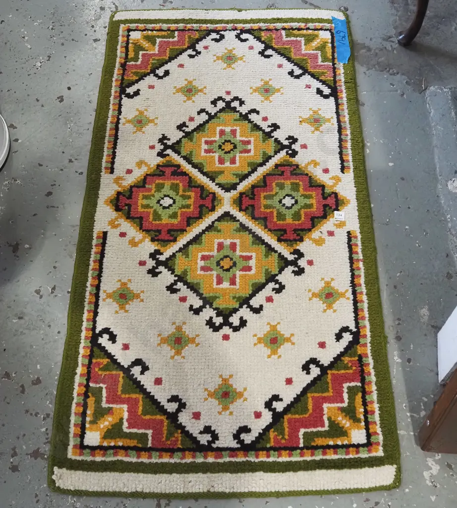 retro hand tufted floor mat L1400 W725 Image 1++