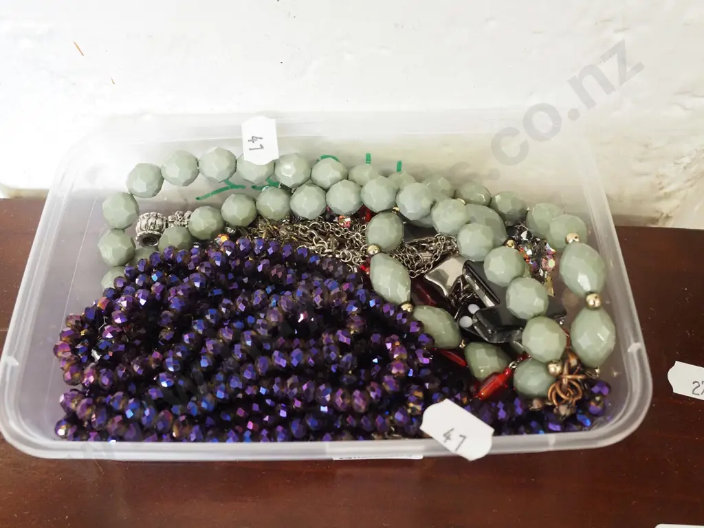 tray of costume jewellery Image 1++