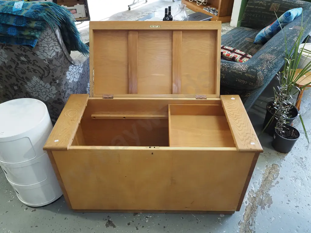 deco oak veneer blanket box - varnish needs attention H600 W1000 D480 Image 1++