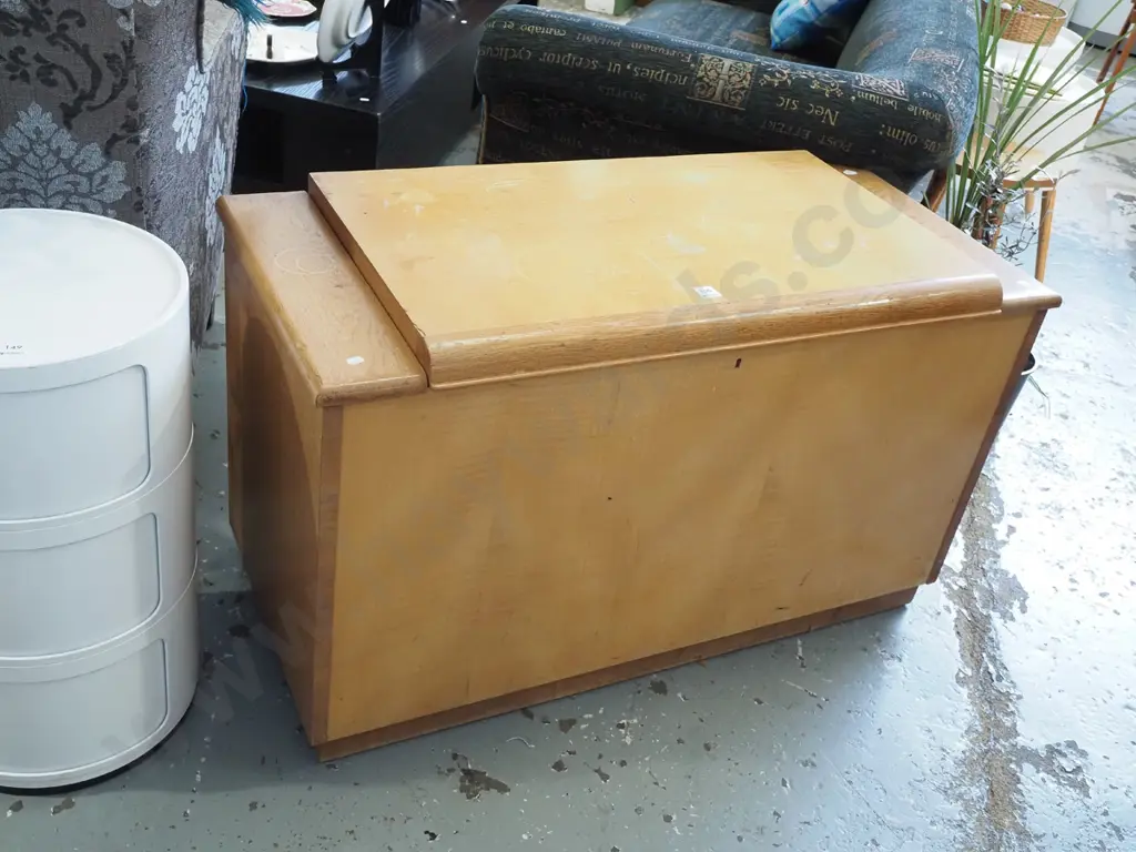 deco oak veneer blanket box - varnish needs attention H600 W1000 D480 Image 1++