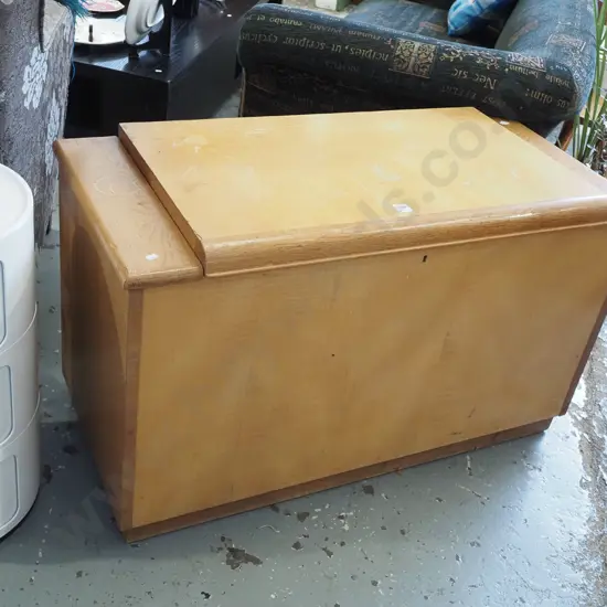 deco oak veneer blanket box - varnish needs attention H600 W1000 D480