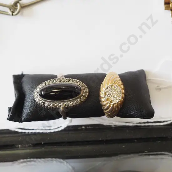 2x costume rings