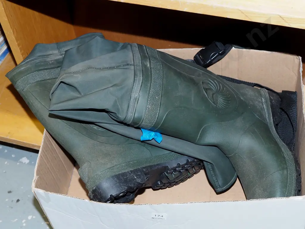 pair of Snowbee size 10 waders Image 1++