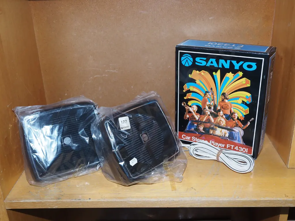 original retro Sanyo FT4301 car stereo with 2 speakers and radio cassette  Image 1++