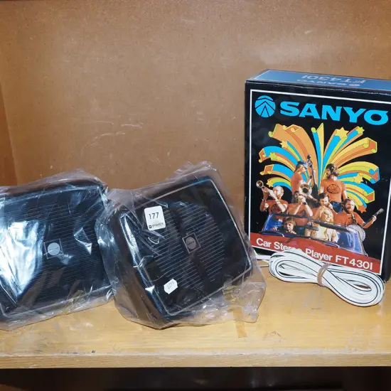 original retro Sanyo FT4301 car stereo with 2 speakers and radio cassette 