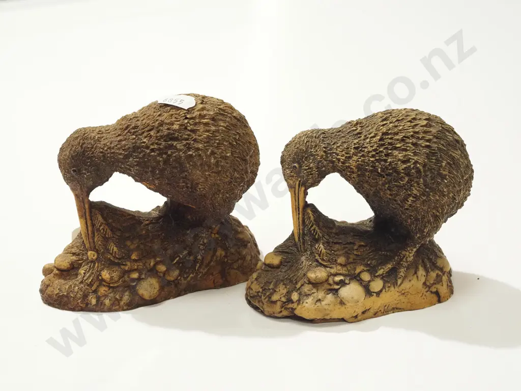 2x composite kiwi figurines H100 Image 1++