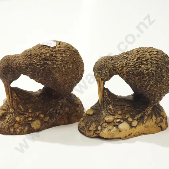 2x composite kiwi figurines H100
