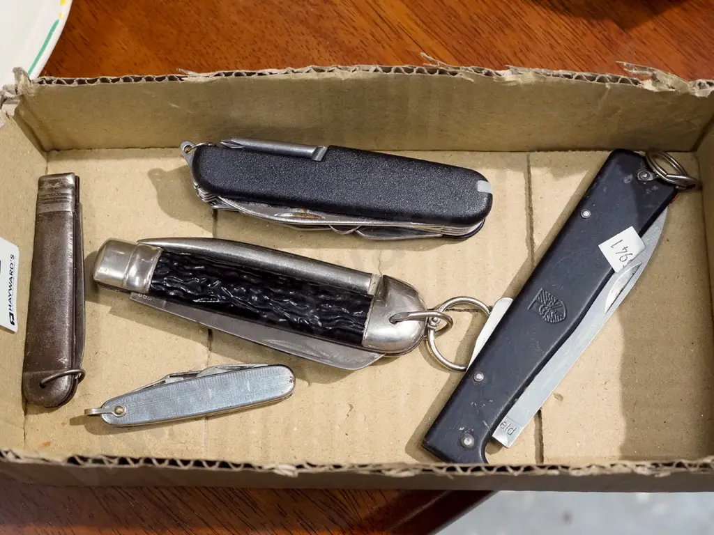 box of pocket knives Image 1++