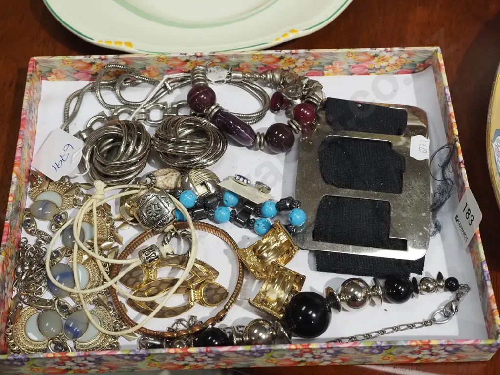 tray of costume jewellery Image 1++