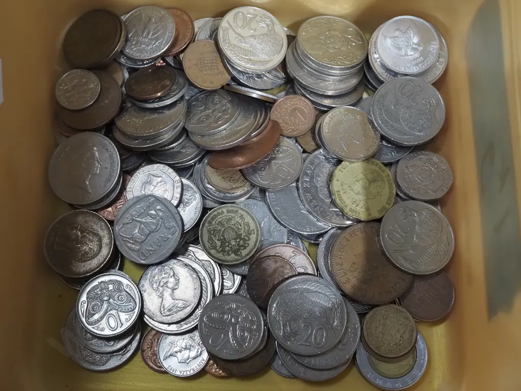 1kg tub of coins Image 1++