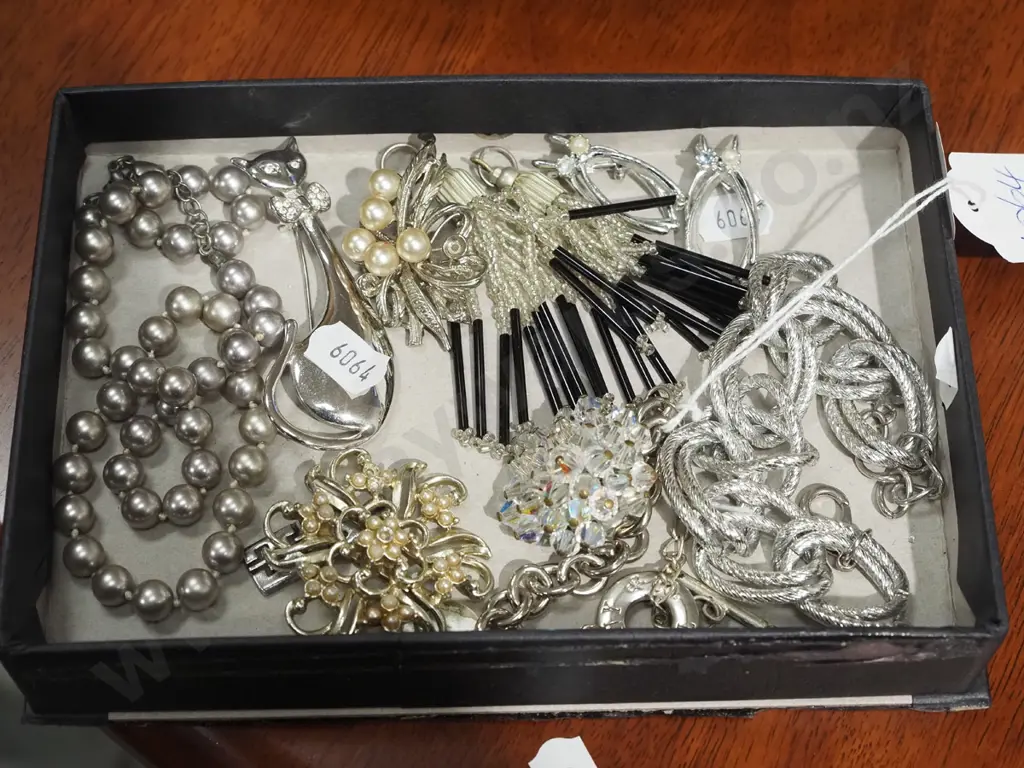 tray of costume jewellery Image 1++