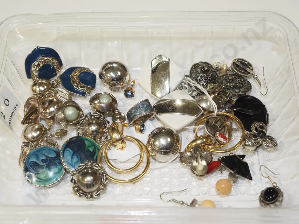 tray of costume jewellery Image 1++