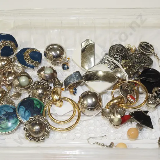 tray of costume jewellery