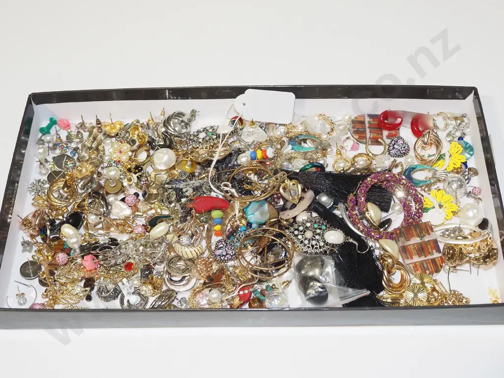 tray of costume jewellery Image 1++