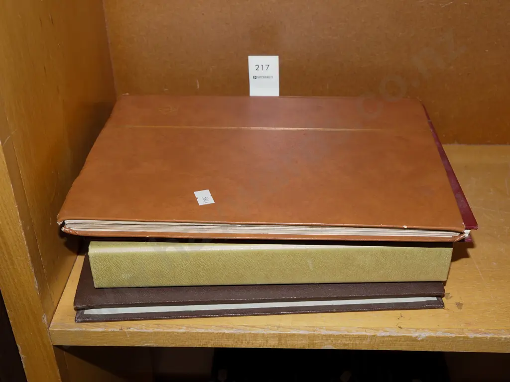4x stamp albums Image 1++