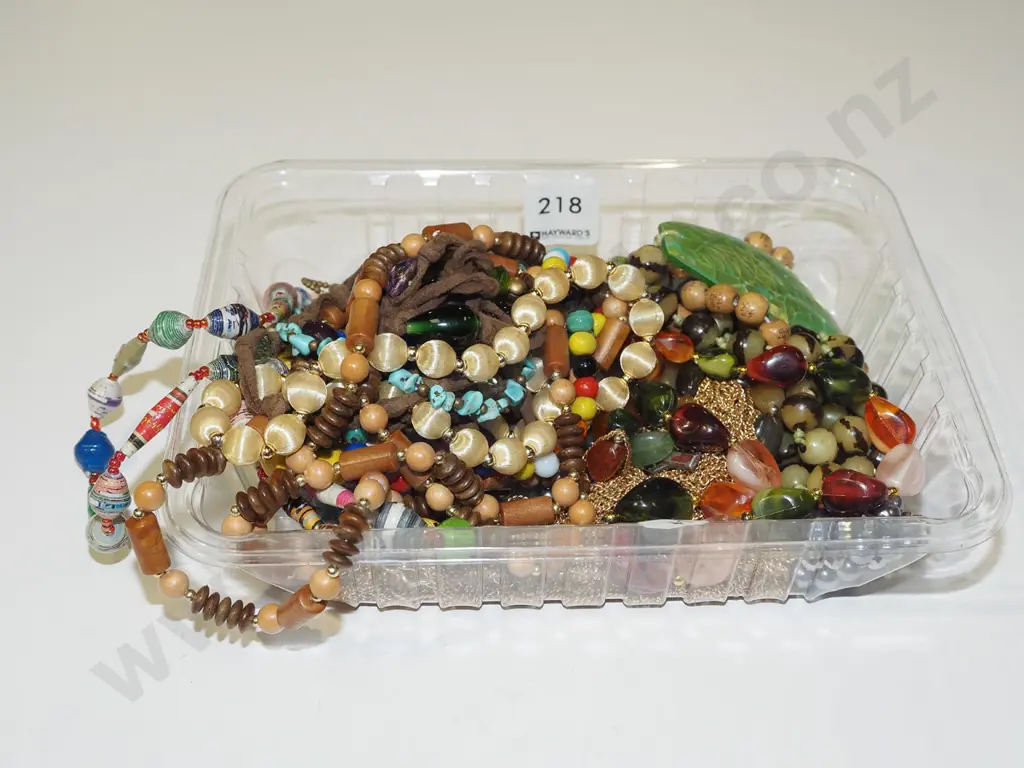 tray of costume jewellery Image 1++