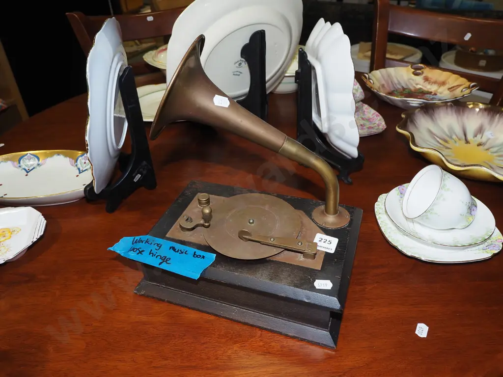 gramophone themed musical jewellery box - working, loose hinge W240 Image 1++