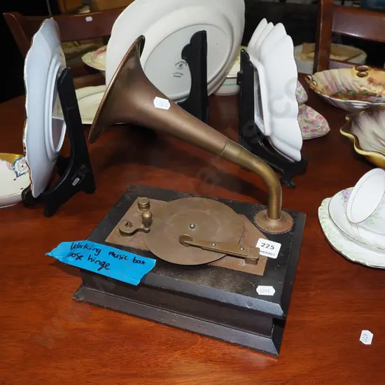 gramophone themed musical jewellery box - working, loose hinge W240