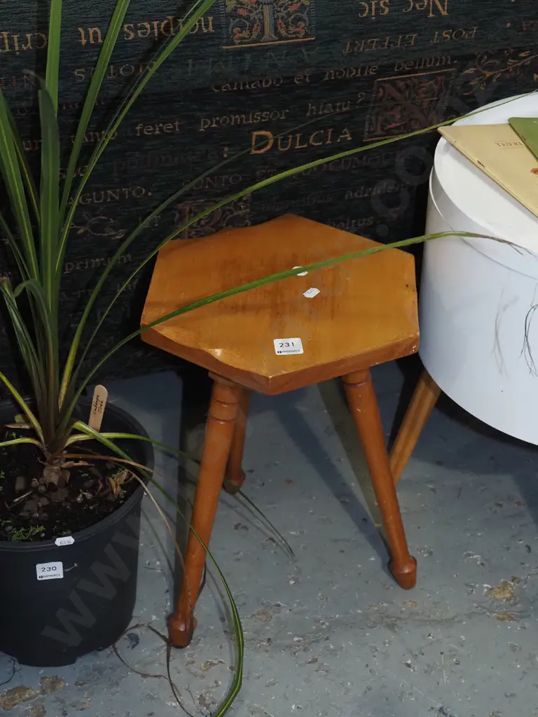 small wooden jardiniere stand H400 Image 1++