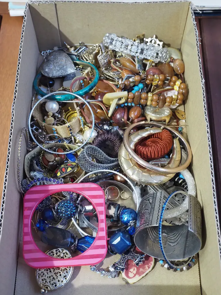 box of costume jewellery Image 1++
