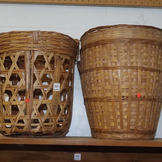 2x cane baskets - red dots H370