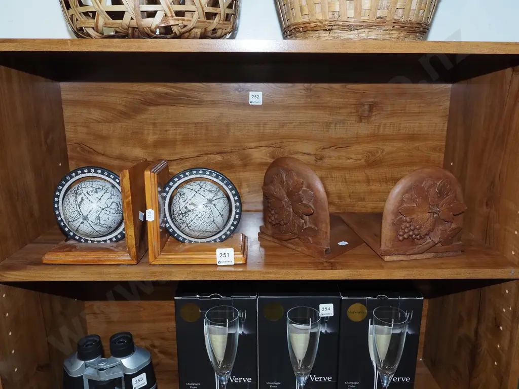 2x pairs of bookends - world globes, carved flowers Image 1++