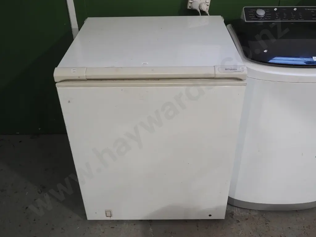 small Frigidaire chest freezer H900 W730 D630 Image 1++