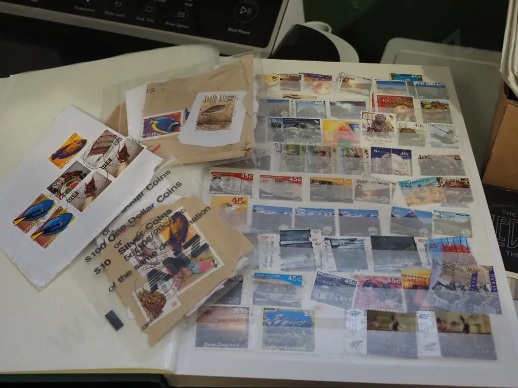 box; stamp albums, stamps etc Image 1++