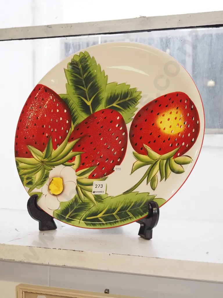 Maxwell Williams strawberries plate Diam360 Image 1++