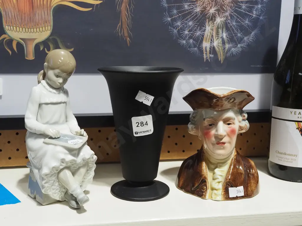 toby jug, figurine, black ceramic vase Image 1++