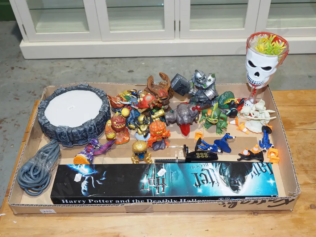 box of toys Image 1++