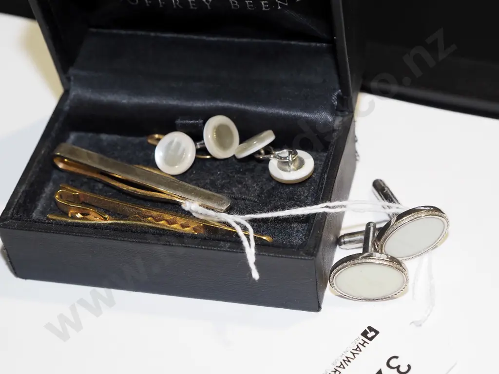 container of cufflinks & tie clips Image 1++